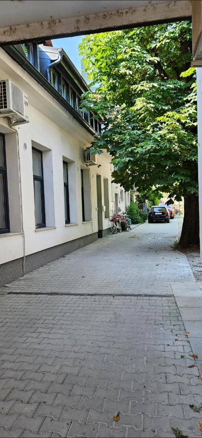 Khan Apartments Lubiana Esterno foto